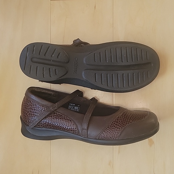 Aetrex 7.5 Brown Mary Jane, removable insert, like new condition - Picture 2 of 4